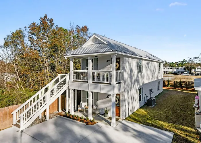 Cozy Vacation Rental In Old Town Bay St Louis Close To Beach, Bars, And Dining
