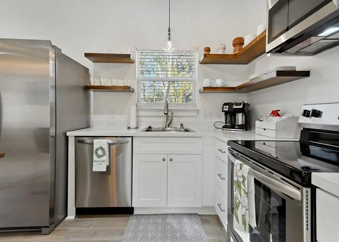 Cozy Vacation Rental In Old Town Bay St Louis Close To Beach, Bars, And Dining